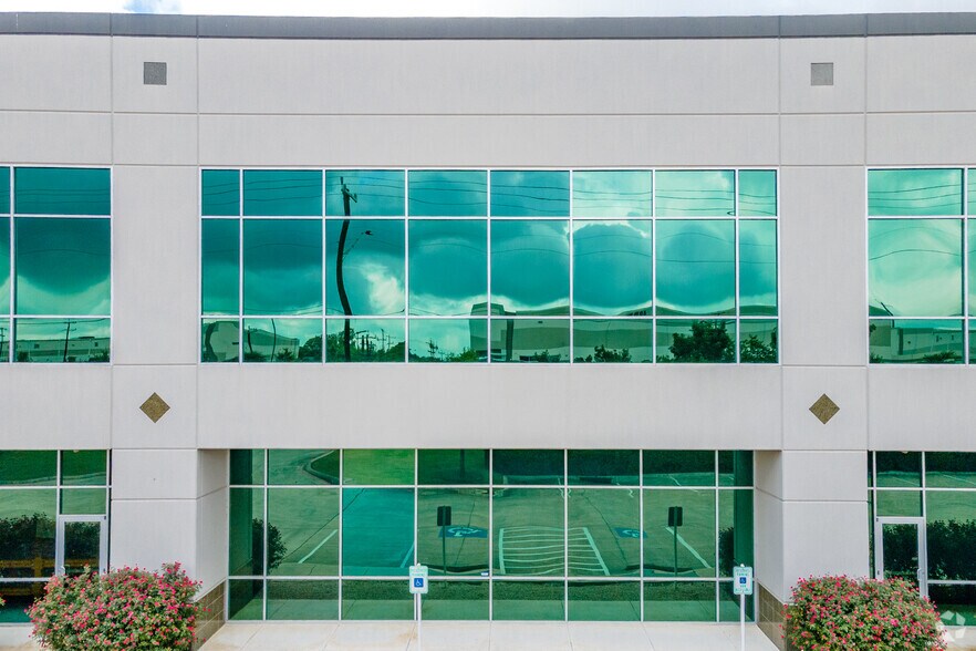 4990 Eisenhauer Rd, San Antonio, TX à louer - Photo de l’immeuble – Image 2 sur 4