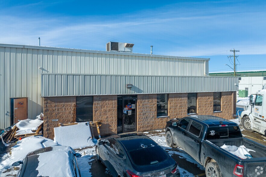 9717 40th St SE, Calgary, AB à louer - Photo principale – Image 1 sur 7