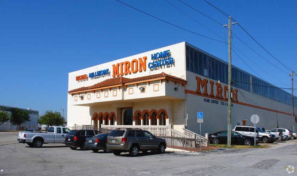 19400 W Dixie Hwy, Miami, FL à louer - Photo de l’immeuble – Image 3 sur 7