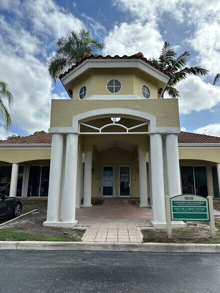 1608 Town Center Blvd, Weston, FL à louer - Photo de l’immeuble – Image 1 sur 14
