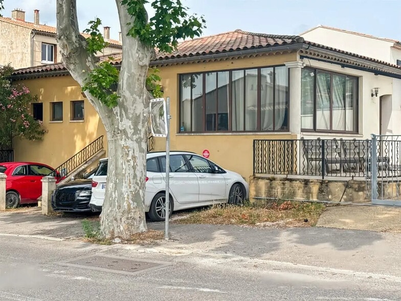 Local d'activités dans Saint-Rémy-de-Provence à vendre - Photo de l’immeuble – Image 1 sur 5