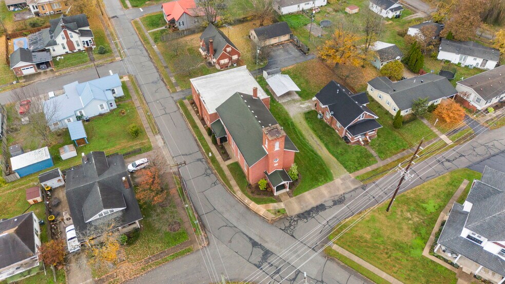 102 N Kattman Ave, Crothersville, IN à vendre - Photo de l’immeuble – Image 2 sur 38