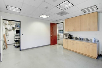 9301 Corbin Ave, Northridge, CA à louer Photo de l’immeuble– Image 1 sur 9