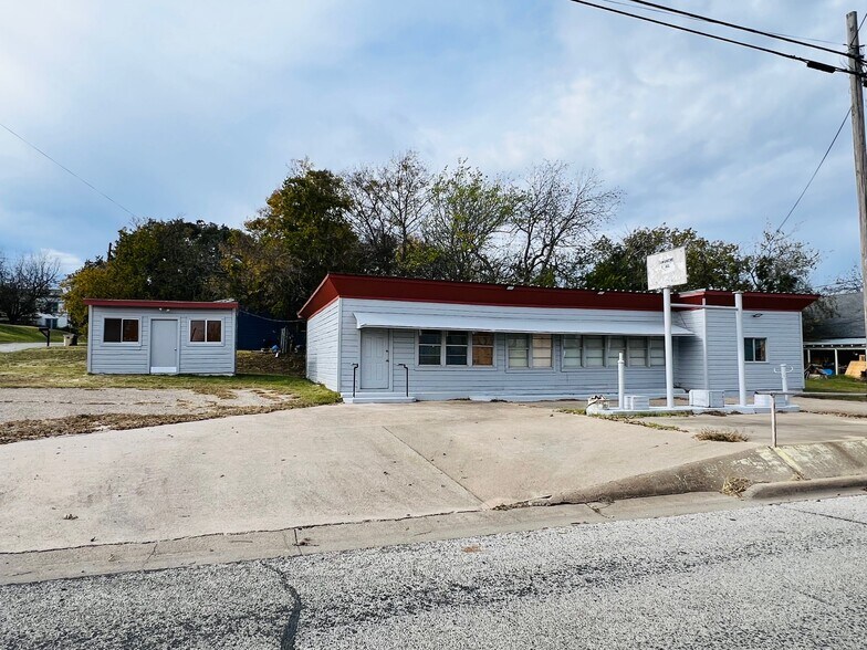 703 N Austin St, Comanche, TX à vendre - Photo de l’immeuble – Image 1 sur 17