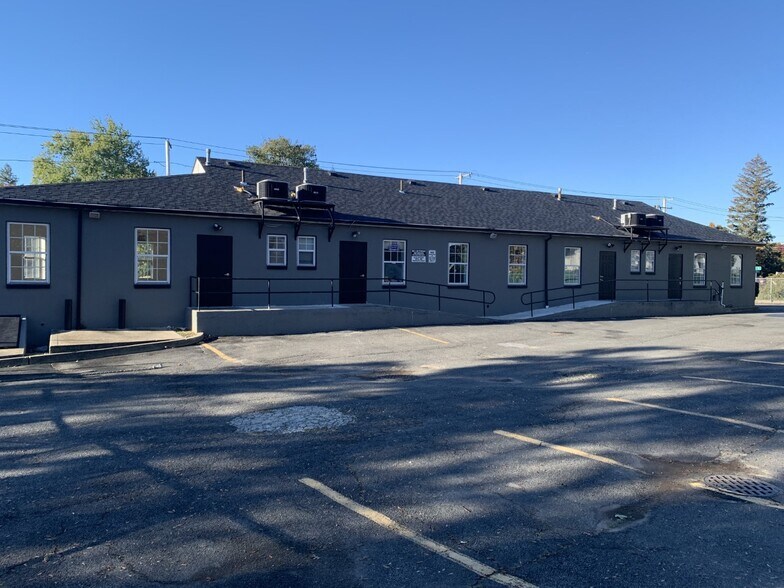 207 Bayshore Rd, Deer Park, NY à louer - Photo de l’immeuble – Image 2 sur 7
