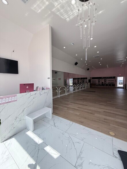 1257-1261 N La Brea Ave, Los Angeles, CA à louer - Photo de l’immeuble – Image 3 sur 11