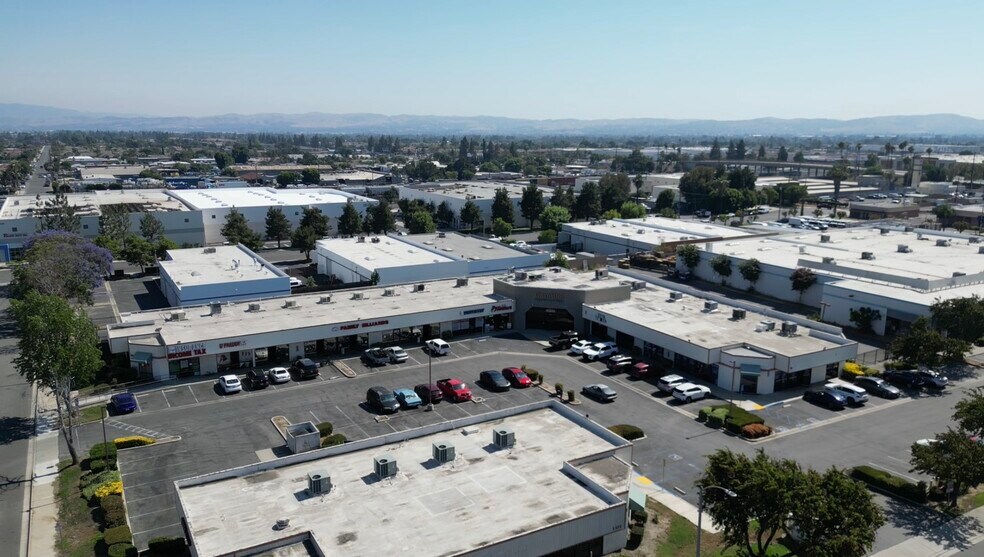 5461-5495 Holt Blvd, Montclair, CA à louer - Photo de l’immeuble – Image 1 sur 5