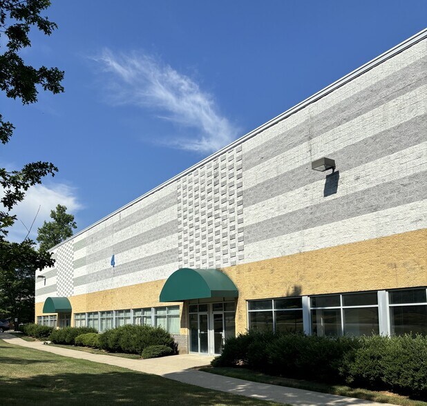 4 Aspen Dr, Randolph, NJ à louer - Photo de l’immeuble – Image 1 sur 8