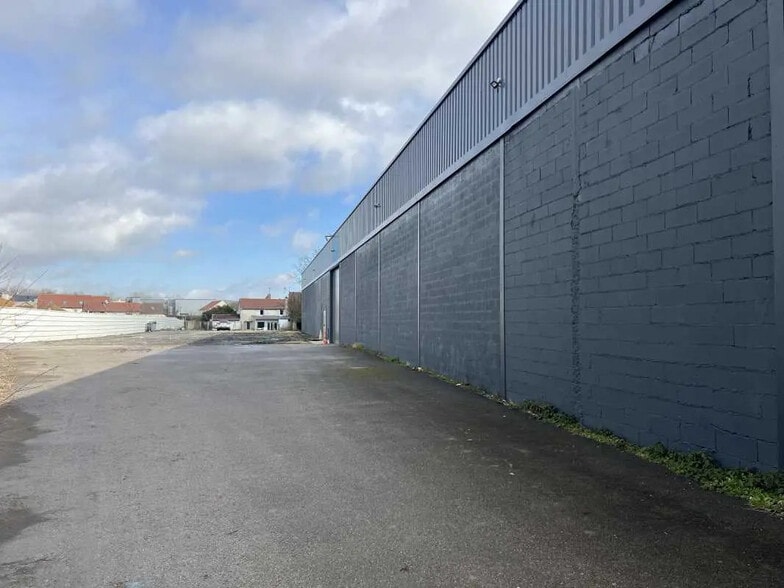 3 Rue Du Stade Sauvanet, Le Mesnil-Amelot à louer - Photo de l’immeuble – Image 3 sur 9