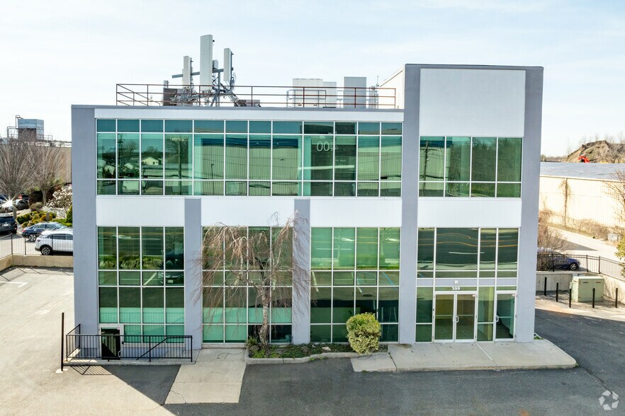 399 W John St, Hicksville, NY à vendre - Photo de l’immeuble – Image 2 sur 8