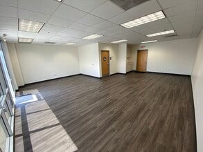 350 E Commercial Rd, San Bernardino, CA à louer Photo de l’immeuble– Image 2 sur 5