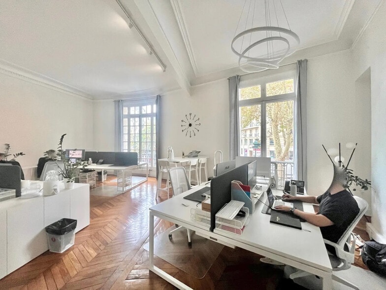 Bureau dans Paris à louer - Photo de l’immeuble – Image 1 sur 9