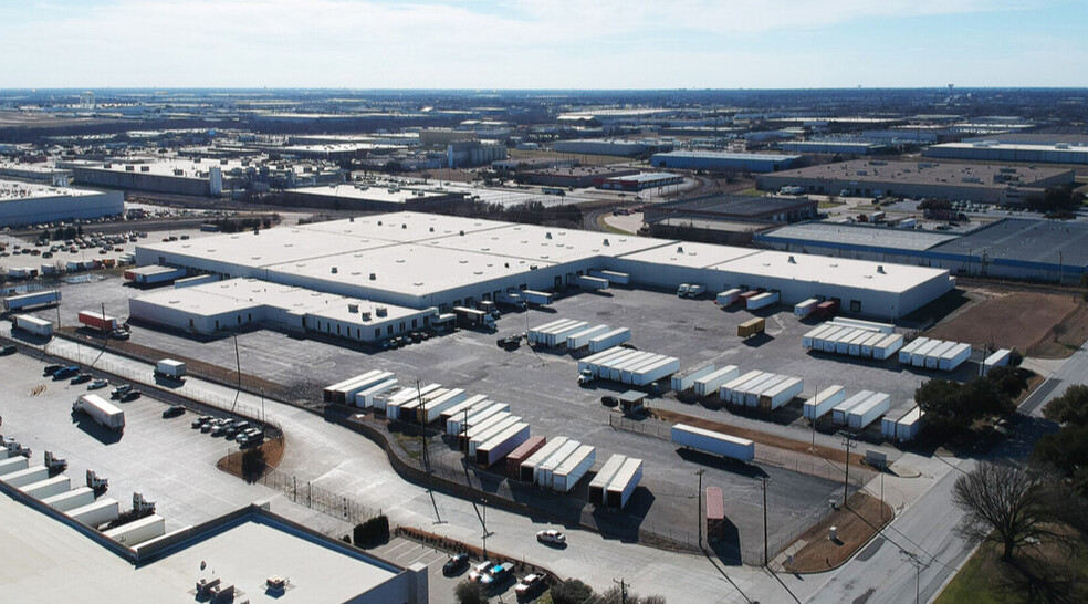 2401 W Marshall Dr, Grand Prairie, TX à louer - Photo de l’immeuble – Image 1 sur 8