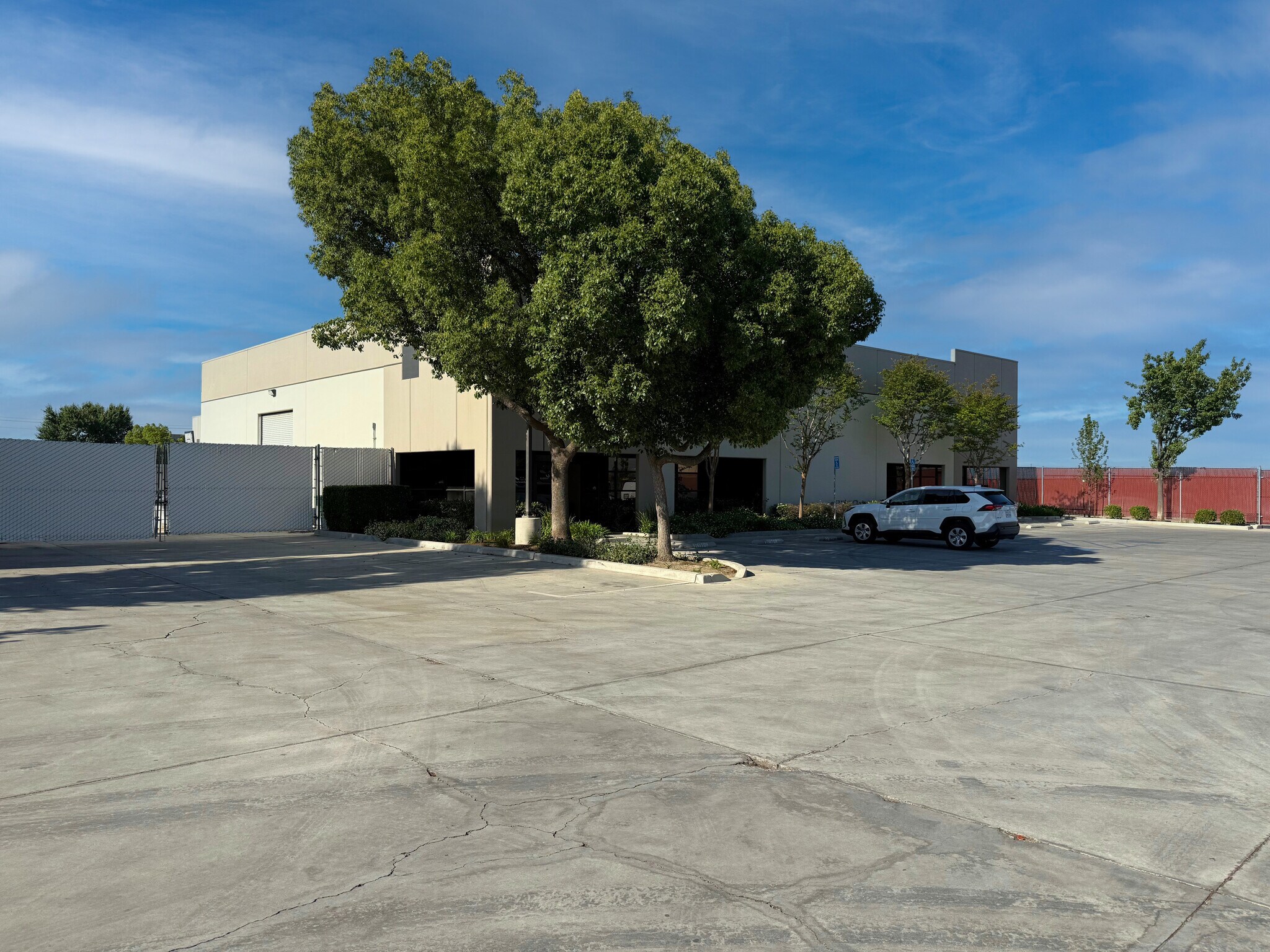 3555 Landco Dr, Bakersfield, CA à louer Photo de l’immeuble– Image 1 sur 3
