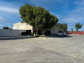 3555 Landco Dr, Bakersfield, CA à louer Photo de l’immeuble– Image 1 sur 3