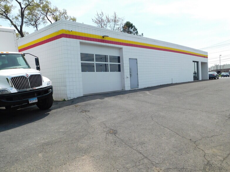592 Elm St, Windsor Locks, CT à vendre - Photo de l’immeuble – Image 2 sur 12