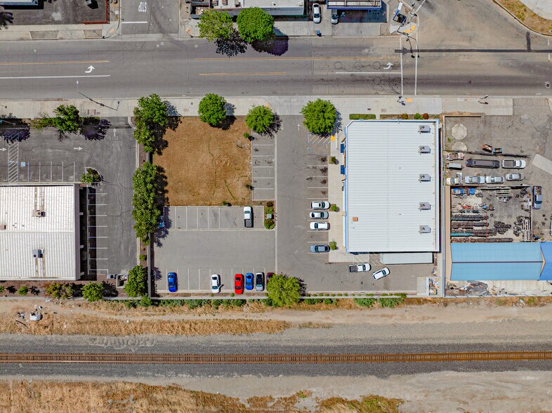 509 S Gateway Dr, Madera, CA à vendre - Photo de l’immeuble – Image 2 sur 6