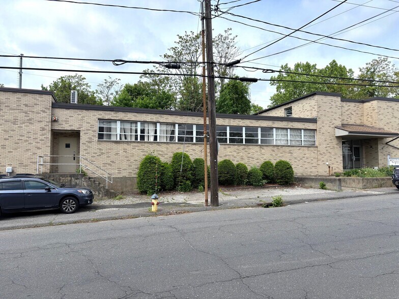 168 Railroad Hill St, Waterbury, CT à vendre - Photo de l’immeuble – Image 3 sur 5