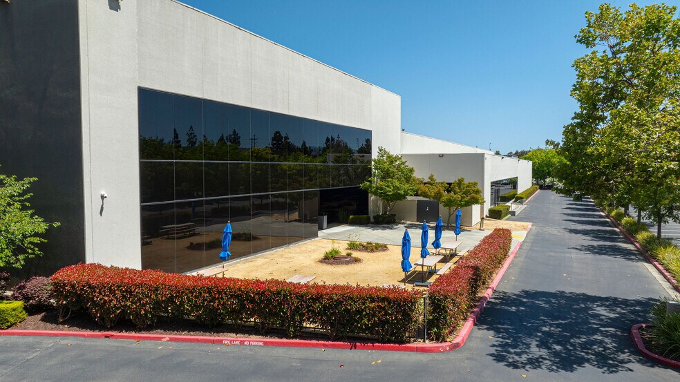 350 E Plumeria Dr, San Jose, CA à louer - Photo de l’immeuble – Image 2 sur 9