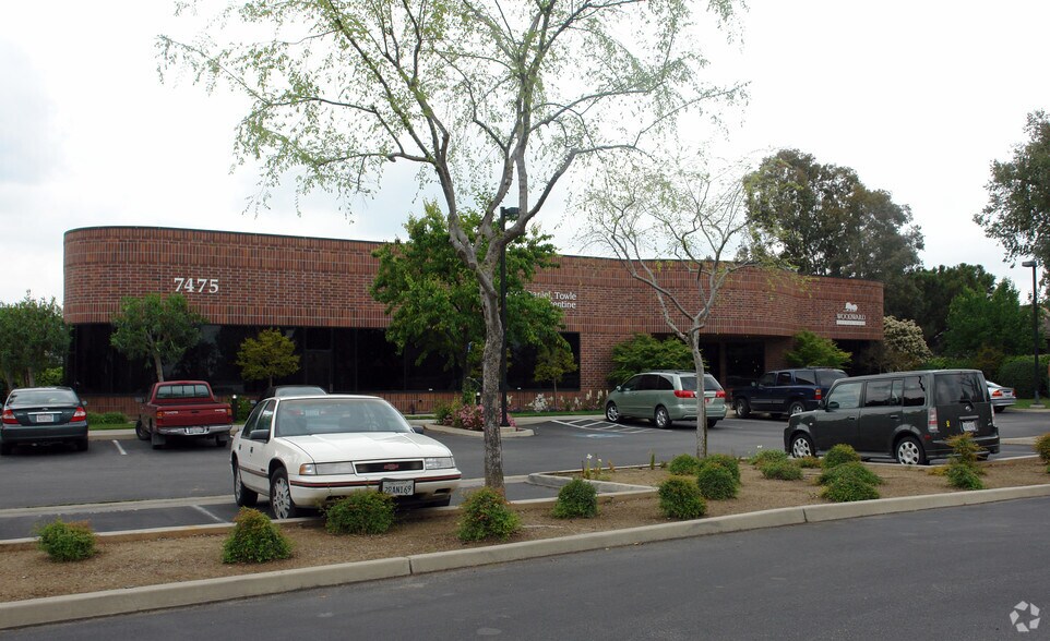 7475 N 1st St, Fresno, CA à vendre - Photo de l’immeuble – Image 2 sur 8