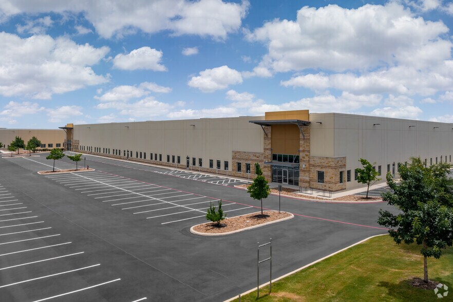 6422 E Campus Dr, San Antonio, TX à louer - Photo de l’immeuble – Image 1 sur 36