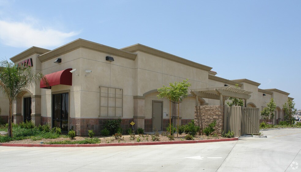 780 W Ramona Expy, Perris, CA à louer - Photo de l’immeuble – Image 3 sur 11