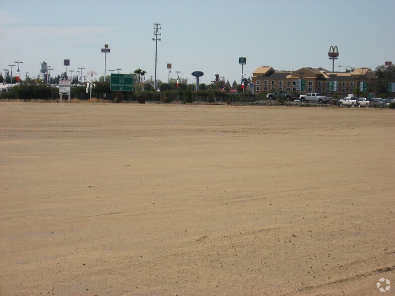 Montgomery Lake Way, Chowchilla, CA à louer - Photo de l’immeuble – Image 2 sur 10