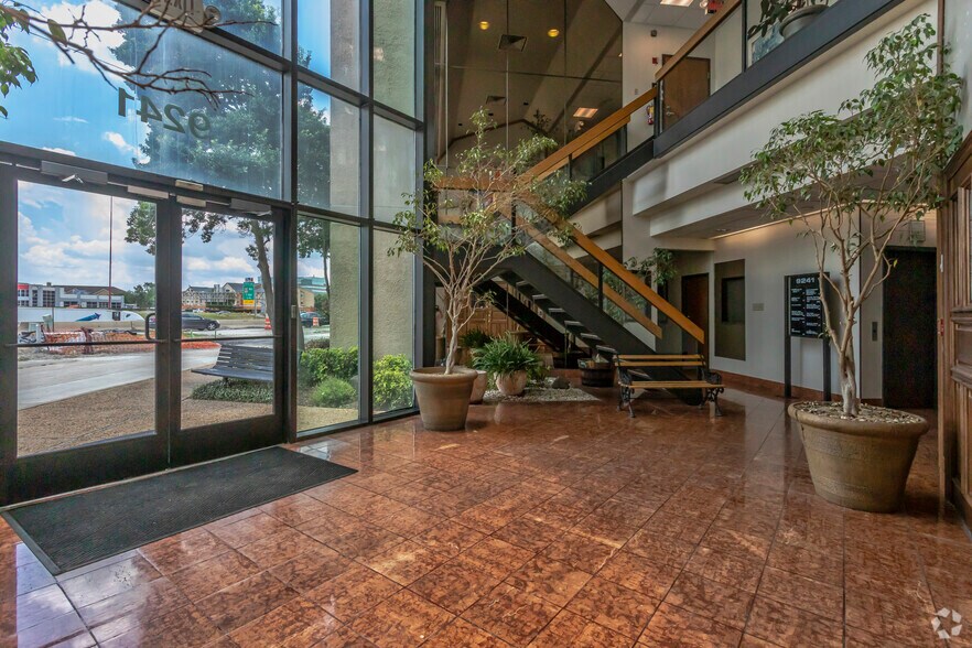 9241 Lyndon B Johnson Fwy, Dallas, TX à louer - Hall d’entrée – Image 1 sur 10