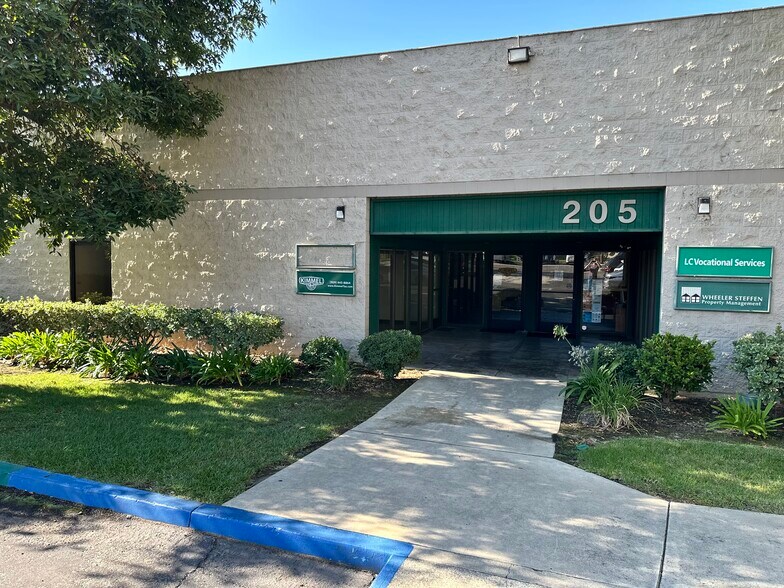 1420 N Claremont Blvd, Claremont, CA à louer - Photo de l’immeuble – Image 1 sur 9