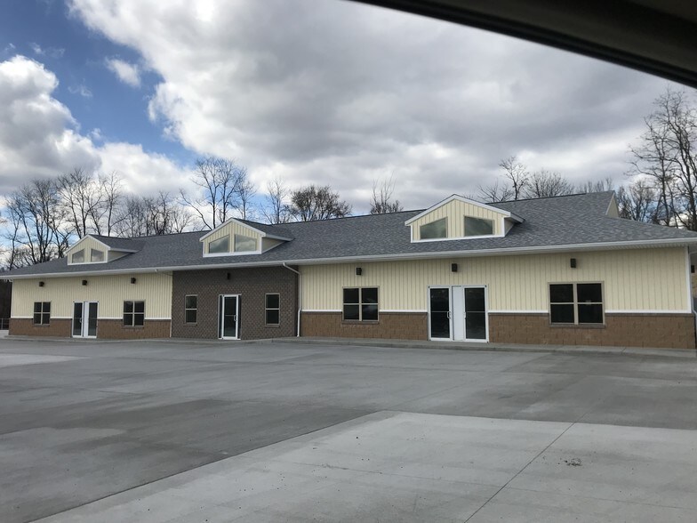 390 American Way, Weirton, WV à louer - Photo de l’immeuble – Image 1 sur 10