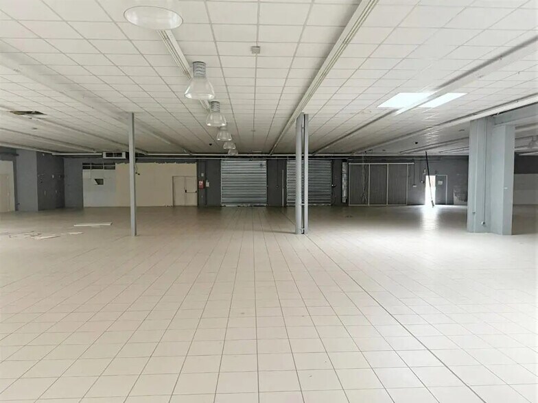 Local commercial dans Besançon à louer - Photo de l’immeuble – Image 2 sur 5
