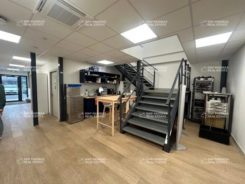 Local d’activités dans La Ville-aux-Dames à louer - Photo de l’immeuble – Image 3 sur 11