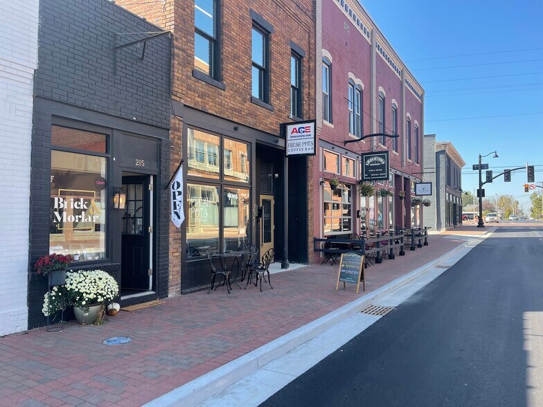 215 W Main St, Greenwood, IN à louer - Photo de l’immeuble – Image 3 sur 7