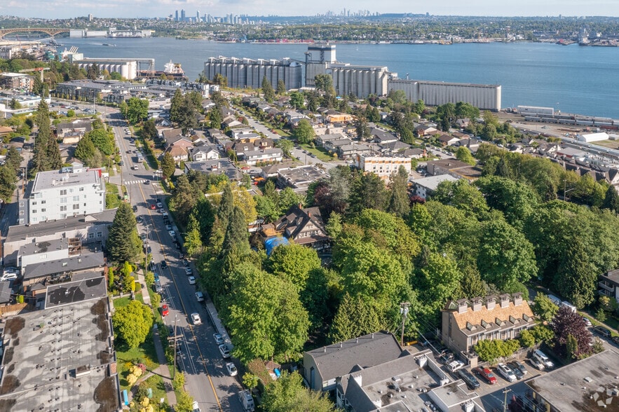 350 2nd St E, North Vancouver, BC à vendre - Photo de l’immeuble – Image 2 sur 4