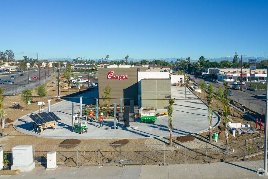 1701 N Tustin Ave, Santa Ana, CA à vendre - Photo de l’immeuble – Image 3 sur 6