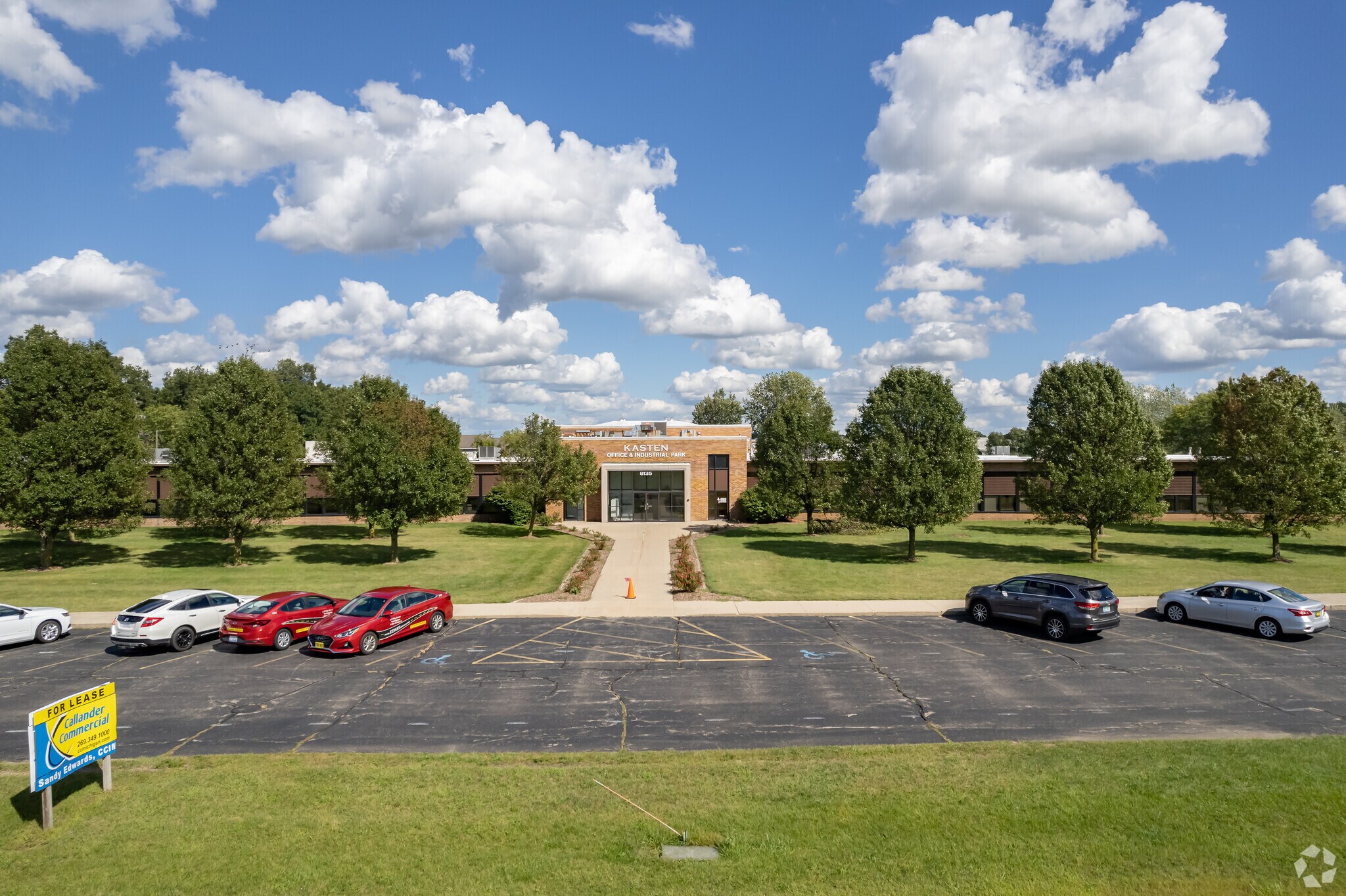 8135 Coxs Dr, Portage, MI à louer Photo principale– Image 1 sur 8