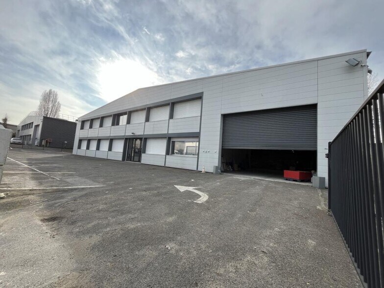8 Rue Du Docteur Jean Charcot, Morangis à louer - Photo de l’immeuble – Image 1 sur 8