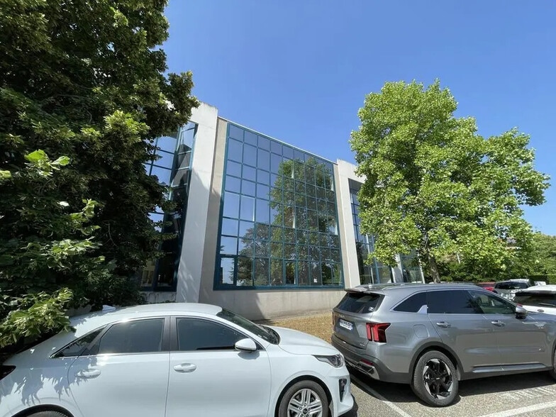 Bureau dans Saint-Genis-Laval à louer - Photo de l’immeuble – Image 2 sur 12