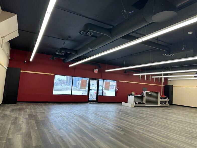 10015 170th St NW, Edmonton, AB à louer - Photo de l’immeuble – Image 3 sur 9