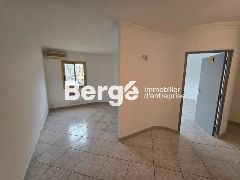 Bureau dans Mandelieu-la-Napoule à vendre - Photo de l’immeuble – Image 2 sur 6