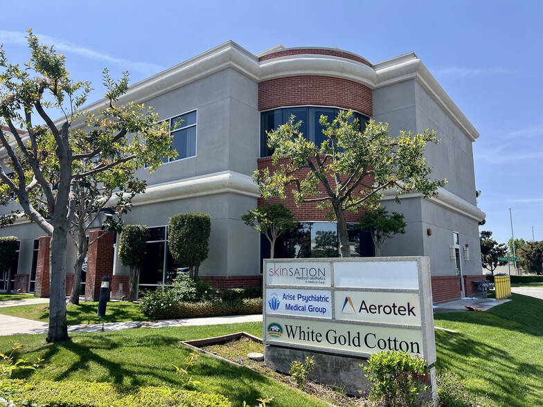 1500 Haggin Oaks Blvd, Bakersfield, CA à louer - Photo de l’immeuble – Image 2 sur 6