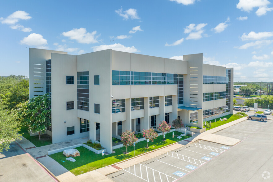 17115 San Pedro Ave, San Antonio, TX à louer - Photo de l’immeuble – Image 1 sur 14