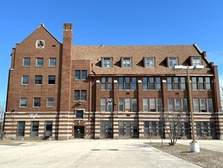 Plus de détails pour 921 W State St, Rockford, IL - Spécialisé à vendre