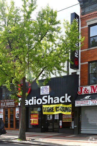 57-36 Myrtle Ave, Flushing, NY à vendre - Photo principale – Image 1 sur 15