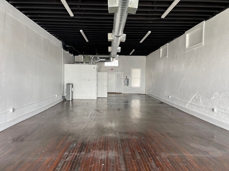 1427 N Austin St, Seguin, TX à louer - Photo de l’immeuble – Image 3 sur 9