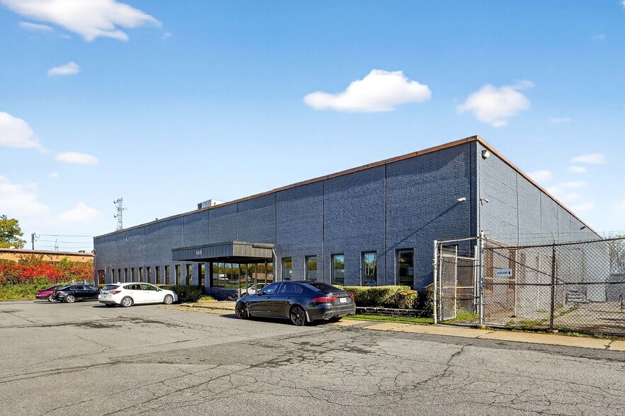 3435 Boul Pitfield, Montréal, QC à louer - Photo principale – Image 1 sur 11
