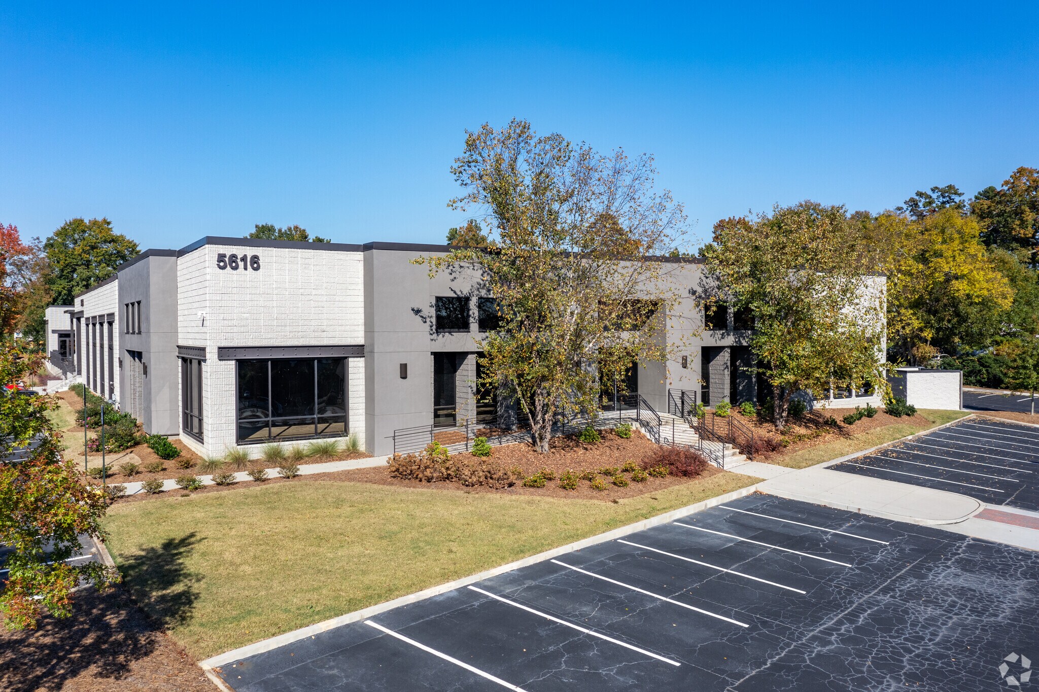 5616 Peachtree Rd, Atlanta, GA à louer Photo de l’immeuble– Image 1 sur 22