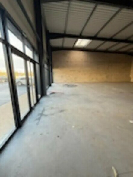 Local commercial dans Le Thillay à louer - Photo intérieure – Image 2 sur 3