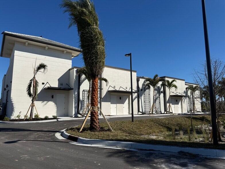 9985 Estero Oaks Dr, Fort Myers, FL à louer - Photo de l’immeuble – Image 2 sur 8
