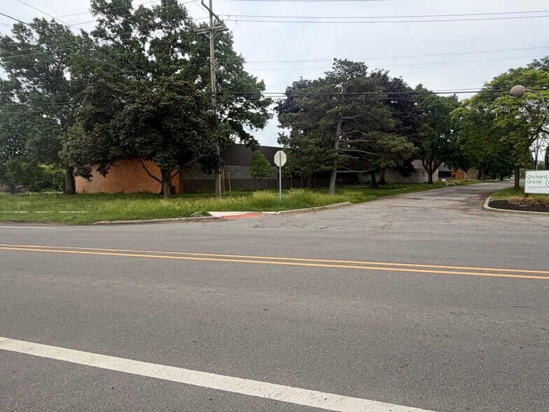 850 Ladd Rd, Walled Lake, MI à vendre - Photo de l’immeuble – Image 3 sur 12